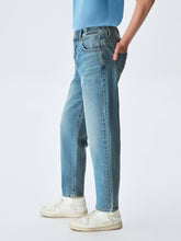 Cargar imagen en el visor de la galería, Jeans Owino
